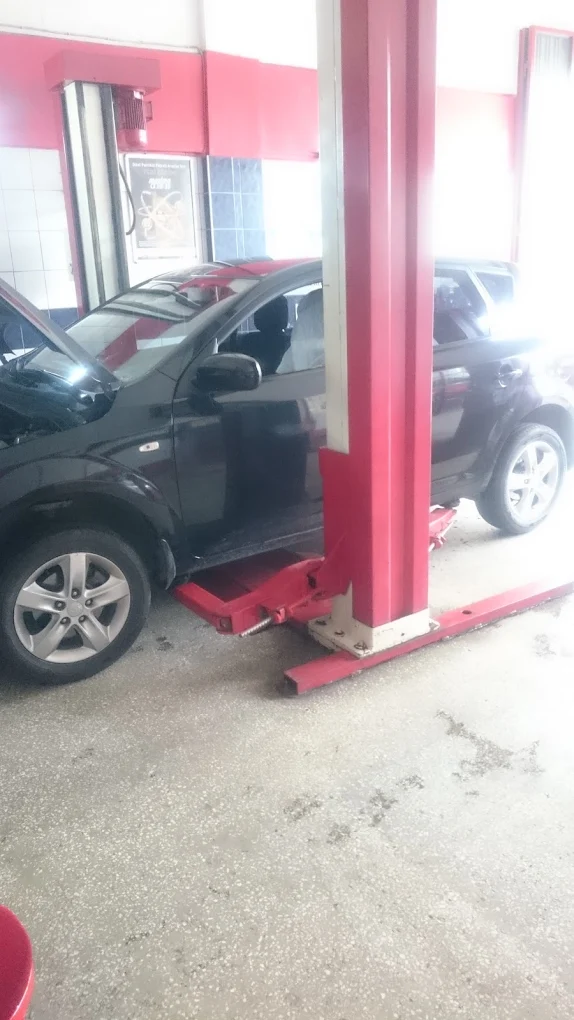 Araç lift üzerinde bakımda — Durak Otomotiv servisi