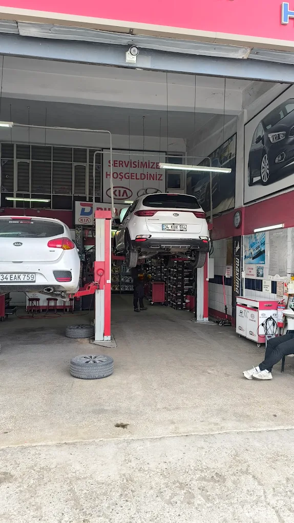Durak Otomotiv servis içi — KIA araçlar lift üzerinde bakımda, Kartal İstanbul