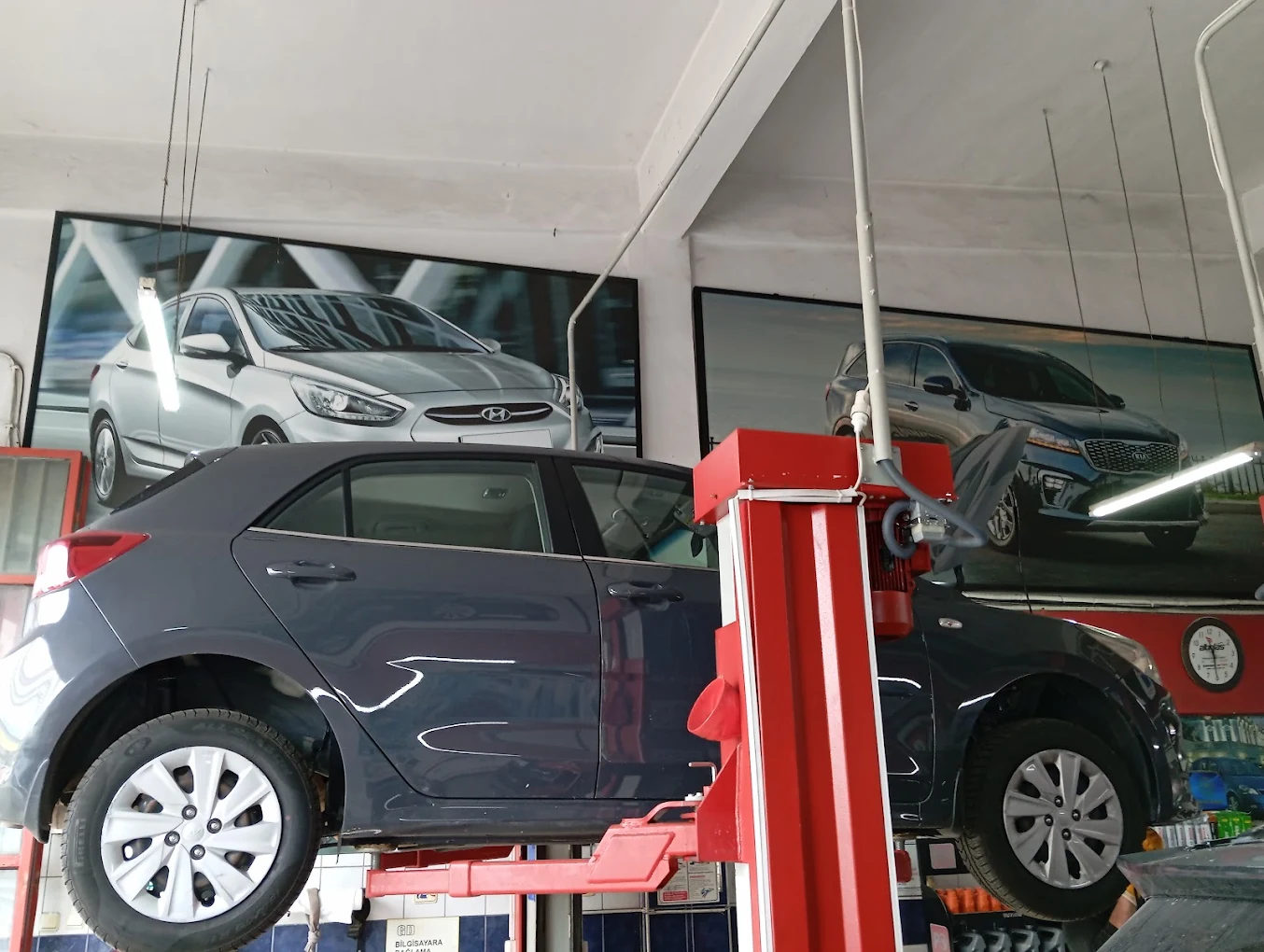 Araç lift üzerinde — Durak Otomotiv KIA Hyundai servisi