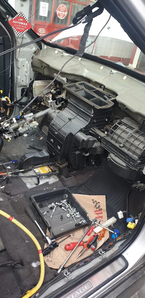 KIA Sportage kalorifer peteği değişimi — torpido söküm, Durak Otomotiv
